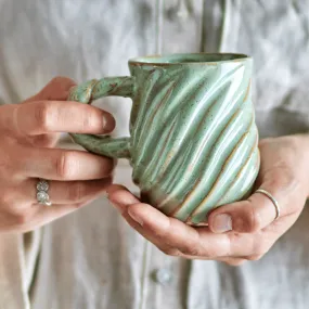 Mug en grès vert torsadé "Miriam" 